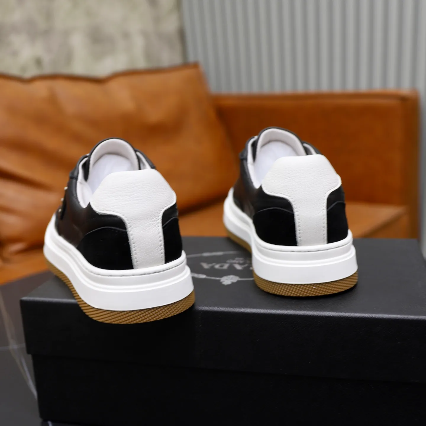 Ex-factory price: 440💰🙅‍♂️🙅‍♂️🙅‍♂️ Brand: PRADA Standard code: 38–44 (45 can be customized) Grade: Same as the official website Material: Original cowhide fabric Comfortable pigskin lining Lightweight wear-resistant outsole Style category: Men's fashionable casual shoes and boots Running sports shoes Distinguished luxury brand elements Top luxury Color: actual picture color